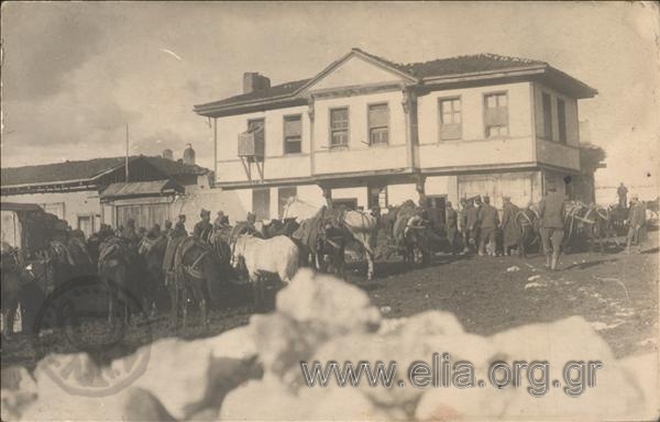 Στρατιώτες παραλαμβάνουν τρόφιμα.