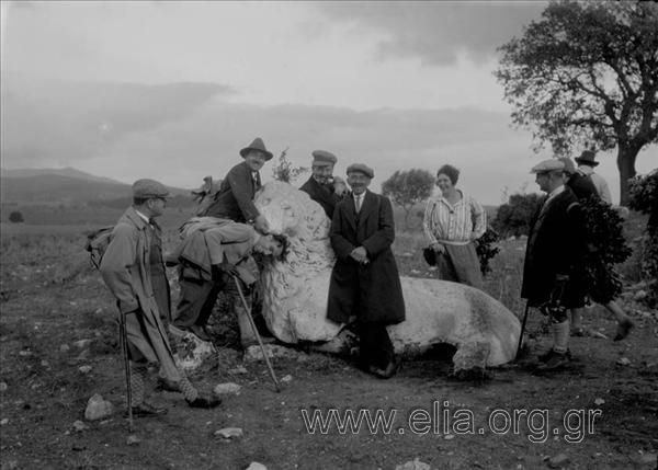 Συντροφιά στο λιοντάρι της Κάντζας. Διακρίνεται η  Ίρις  Μηλιαράκη.