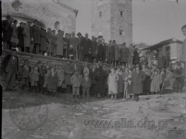 Το γκρουπ των εκδρομέων μπροστά στο καμπαναριό του Αγ. Νικολάου.