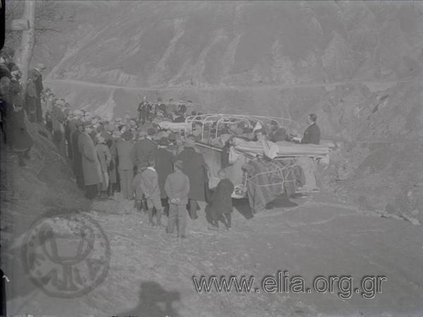 Περιοχή Κερασιά. Αναχώρηση από την Κλεισούρα, φορτηγά και πλήθος.