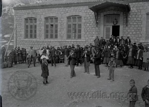 Εκδρομή της Ελληνικής Περιηγητικής  Λέσχης στην Οίτη. Χορός στην Παύλιανη.