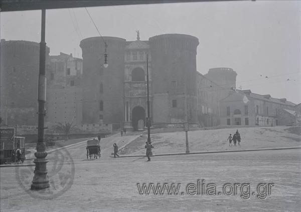 Το Castel Nuovo (ή Maschio Angioino). Ανάμεσα στους δύο πύργους, η θριαμβική αψίδα του Francesco Laurana.