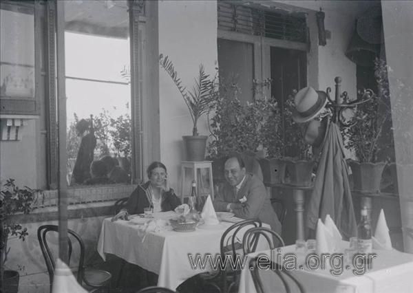 Μετά το γεύμα: η Ίρις Μηλιαράκη και ο Ν. Νικολαΐδης σε εστιατόριο.