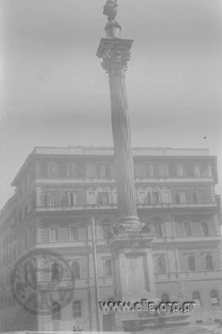 Κορινθιακός κίονας σε πλατεία της Ρώμης.