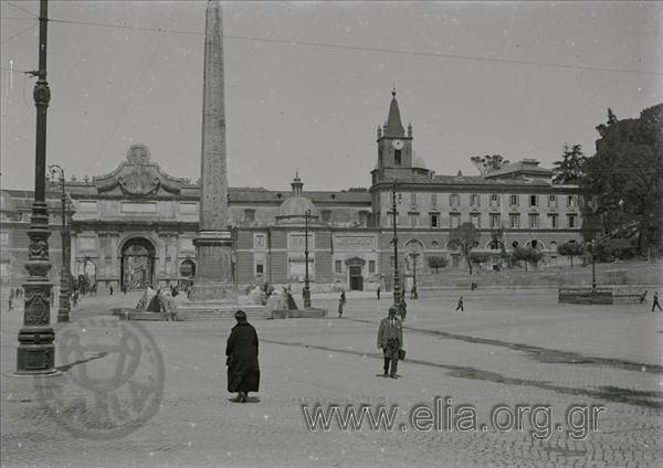 Αρχαίος αιγυπτιακός οβελίσκος στην Piazza del Popolo. Προέρχεται από την Ηλιόπολη (Heliopolis). Μεταφέρθηκε στη Ρώμη από τον Αύγουστο, το 10 π.Χ. Στη σημερινή του θέση τοποθετήθηκε από τον Πάπα Σίξτο (Sixtus) V, το 1589. Τα λιοντάρια-συντριβάνια της βάσης προστέθηκαν το 1818.