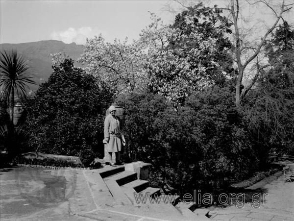 Εκδρομή Ιταλίας, 7-18 Απριλίου 1928, 287η εκδρομή Οδοιπορικού συλλόγου. Lago Maggiore: η Ίρις ποζάρει κάτω από μανόλια στην Isola Bella.