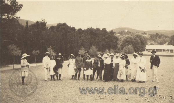 Παρέα νεαρών ανδρών και γυναικών στην εξοχή.