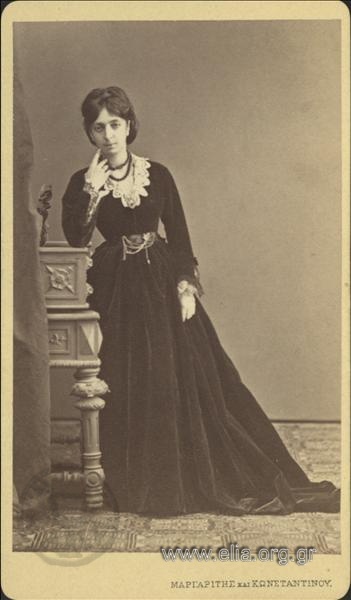 Πορτραίτο νεαρής γυναίκας. Ολόσωμο με φόρεμα από βελούδο και δαντελένιο γιακά.