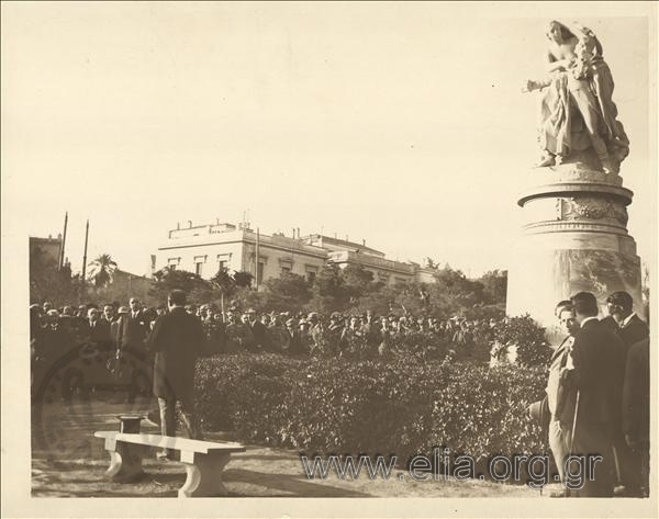 Εορταστικές εκδηλώσεις για τα 100 χρόνια από το θάνατο του λόρδου Βύρωνα. Ο υπουργός παιδείας, Λυμπερόπουλος, εκφωνεί λόγο  στο μνημείο του Λόρδου Βύρωνα στο Ζάππειο.