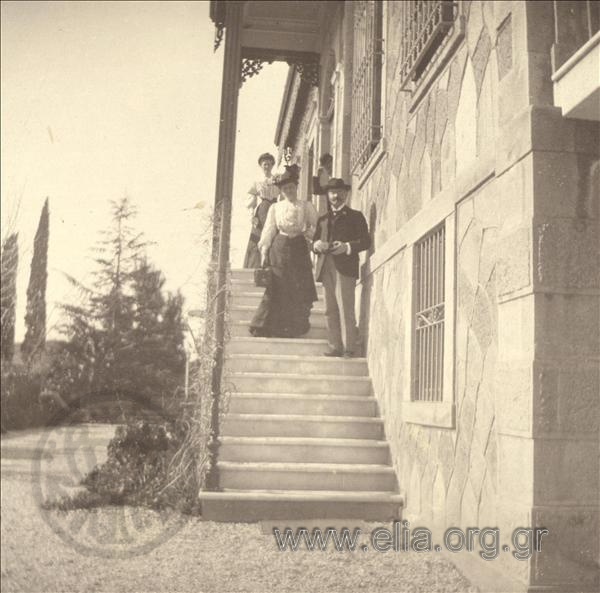 Άνδρες και γυναίκες στην εξωτερική σκάλα κατοικίας.