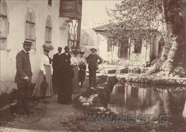 Ο Αλέξανδρος Βούρος και παρέα δίπλα σε κατοικίες κάποιου χωριού, εκδρομή.