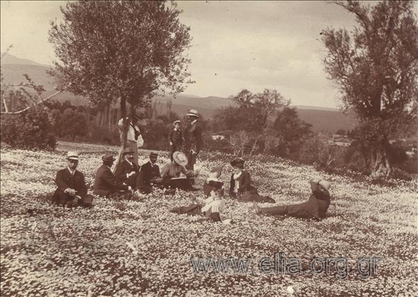 Ο Αλέξανδρος Βούρος και παρέα σε αγρό, εκδρομή.