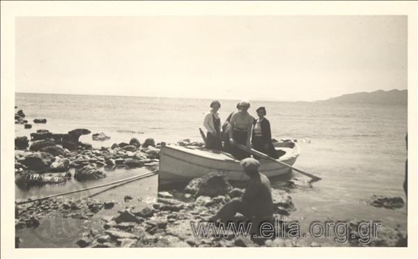 Συντροφιά σε βάρκα στην ακτή.