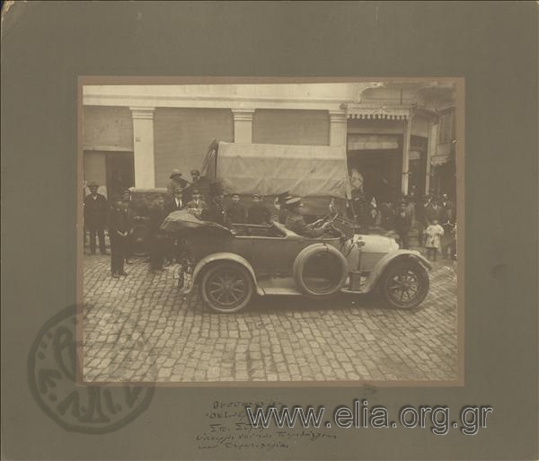 Minister of Relief and Conscription Spyridon Simos in a car in a city street.