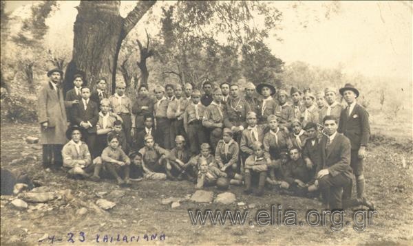 Πέλος Κατσέλης (όρθιος, δεξιά με το καπέλο), πρόσκοπος.