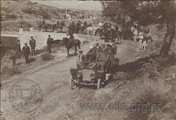 Ο διάδοχος Κωνσταντίνος και ο γιος του, Πρίγκηπας Γεώργιος, αναχωρούν από την περιοχή διεξαγωγής στρατιωτικών γυμνασίων.