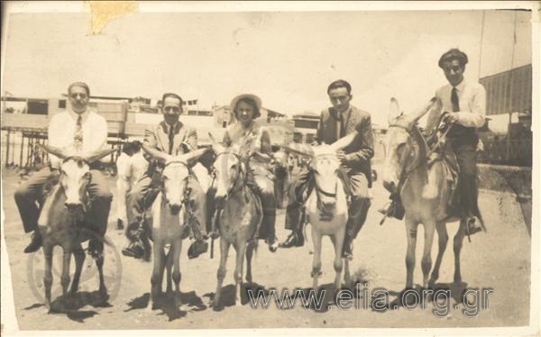 Μαίρη Σαγιάννου-Κατσέλη (στο κέντρο), Πέλος Κατσέλης, Αντώνης Γιαννίδης.