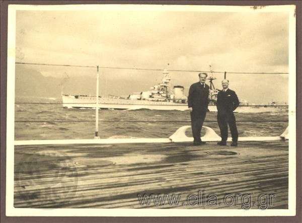 Ο Κωνσταντίνος Κοτζιάς με άγνωστο άντρα στο κατάστρωμα του πλοίου 