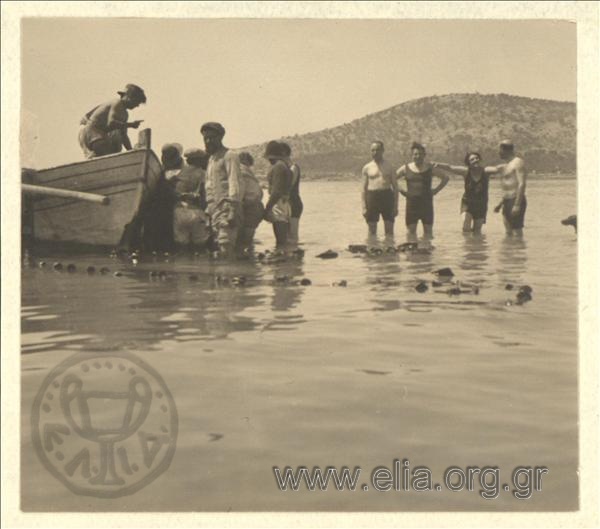 Ο Βαφιαδάκης, η Ίρις και η συντροφιά στη θάλασσα κοντά σε ψαρόβαρκα