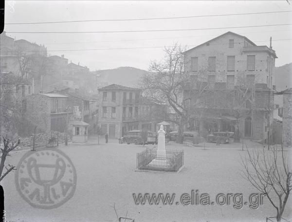 Η πλατεία του Καρπενησίου με την προτομή του Μάρκου Μπότσαρη