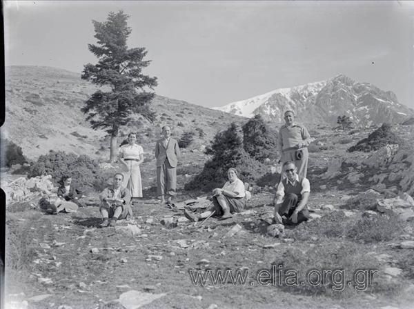 Ο Βαφιαδάκης και η Ίρις με φίλους στο Βελούχι