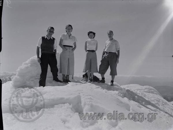 Παρέα σε χιονισμένη κορυφή