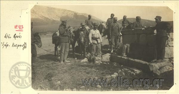 Μικρασιατική εκστρατεία. Στρατιώτες στη βρύση του Ιλάρ-Κατραντζή.