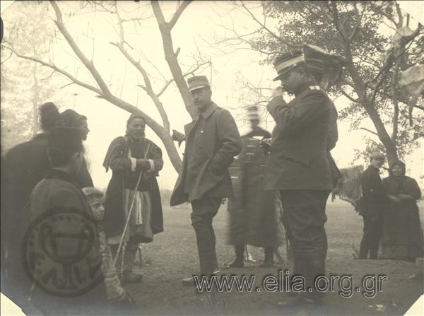 Α' Βαλκανικός Πόλεμος, ο διάδοχος Κωνσταντίνος και επιτελικοί (διακρίνεται ο Βίκτωρ Δούσμανης) στέκονται σε ξέφωτο και συνομιλούν με χωρικούς κοντά στο Μοναστήρι.