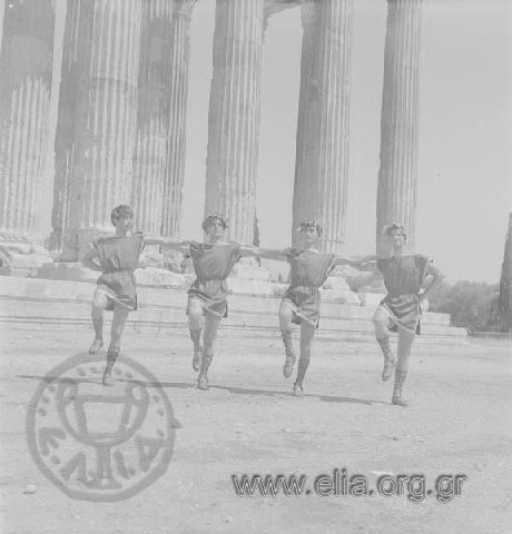 Πυρρίχιος και επιλήνια στο ναό του Ολυμπίου Διός από τον όμιλο λαϊκών χορών του Γιώργου Κουσιάδη.