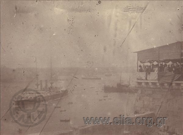 Άποψη του λιμανιού της Valetta. Δεξιά, εξέδρα επισήμων.