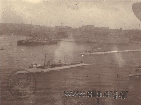 Πολεμικά πλοία στο λιμάνι της Valetta.