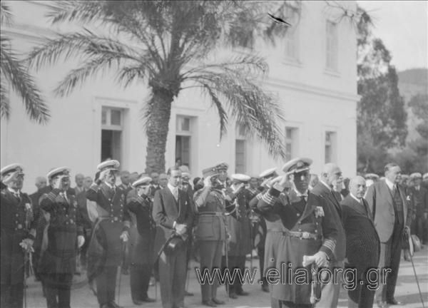 Τελετή στο Κεντρικό Προγυμναστήριο Πόρου (ορκωμοσία;). Διακρίνονται ο πρωθυπουργός Παναγής Τσαλδάρης, ο υπουργός  Ναυτικών Αλέξανδρος Χατζηκυριάκος  και ο αρχηγός ΓΕΝ, πλοίαρχος  Ι. Δεμέστιχας.