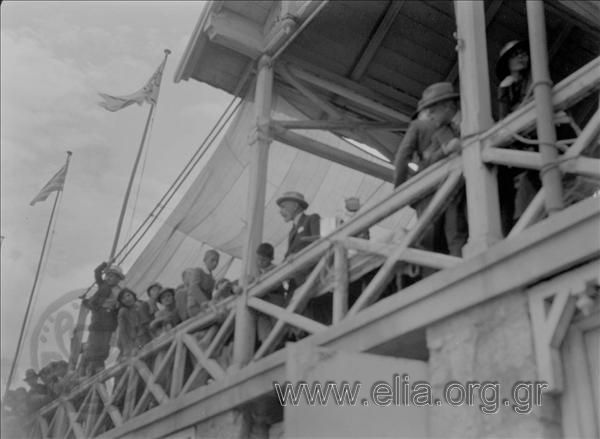 Πλήθος (ανάμεσά τους και ο Αλέξανδρος Χατζηκυριάκος) στη βεράντα ναυτικού ομίλου στο Νέο Φάληρο.