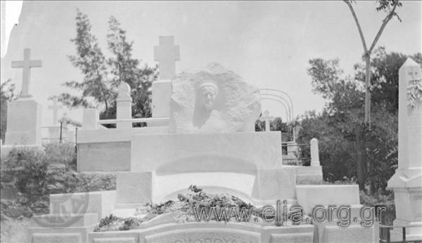 Sculptures - Monument - Cemetery