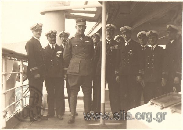 Asia Minor campaign, visit of King Konstantinos : King Konstantinos poses with the officers of a steamboat.