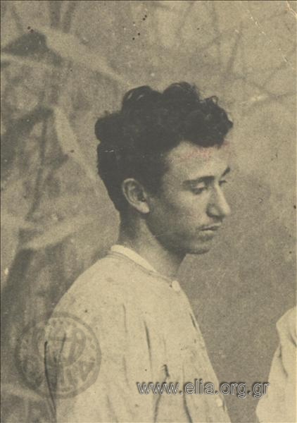 Ο γλύπτης Κώστας Δημητριάδης σε νεαρή ηλικία.