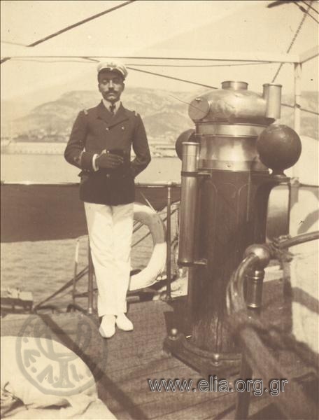 Αξιωματικός (σημαιοφόρος) στο κατάστρωμα πλοίου.