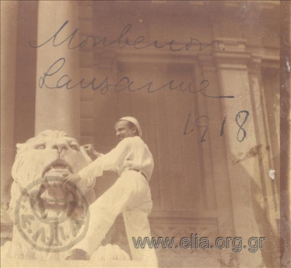 Ο Δημήτριος Γεωργόπουλος σε άγαλμα λέοντα, στο Monbenon.