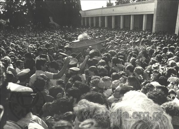 Η κηδεία της Έλλης Λαμπέτη στο Α΄ νεκροταφείο Αθηνών.