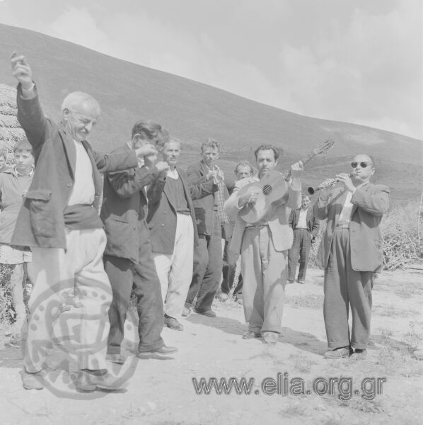 Σαρακατσάνικος γάμος. Στο κονάκι της νύφης. Χορεύει ο Ανδρέας Φερεντίνο, θείος της νύφης.