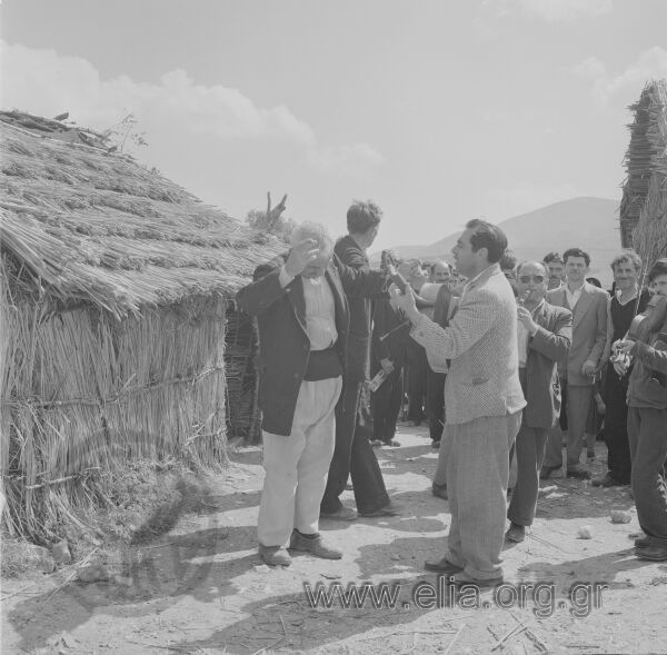 Σαρακατσάνικος γάμος. Στο κονάκι της νύφης. Χορεύει ο Ανδρέας Φερεντίνος, θείος της νύφης.