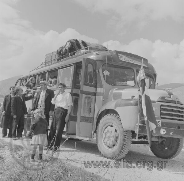 Σαρακατσάνικος γάμος. Στο κονάκι της νύφης. Το λεωφορείο του ΚΤΕΛ Θεσπρωτίας για τη μεταφορά των συγγενών στο  σπίτι του γαμπρού.