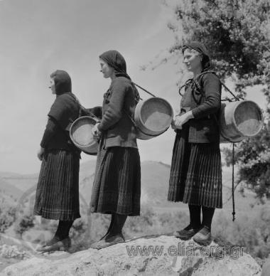 Σαρακατσάνικος γάμος. Προετοιμασίες. Κουβάλημα νερού. Λαμπρινή, Αμαλία και άγνωστη.