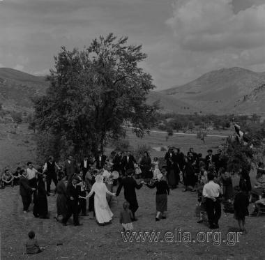 Σαρακατσάνικος γάμος. Χορός της νύφης τη Δευτέρα του γάμου.