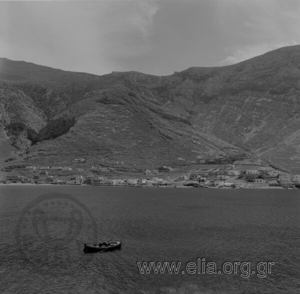 Άποψη του λιμανιού από τη θάλασσα.