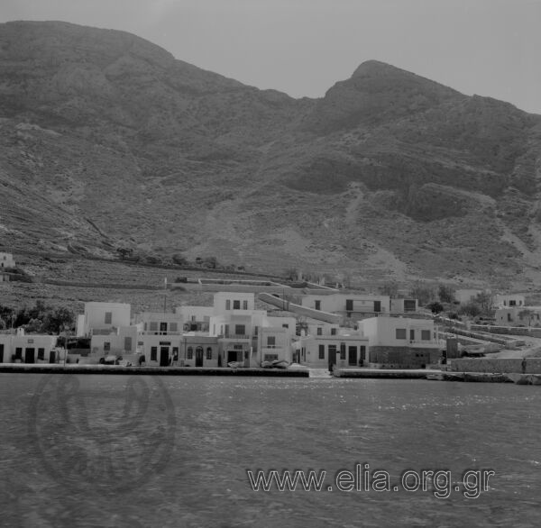 Άποψη του λιμανιού από τη θάλασσα.