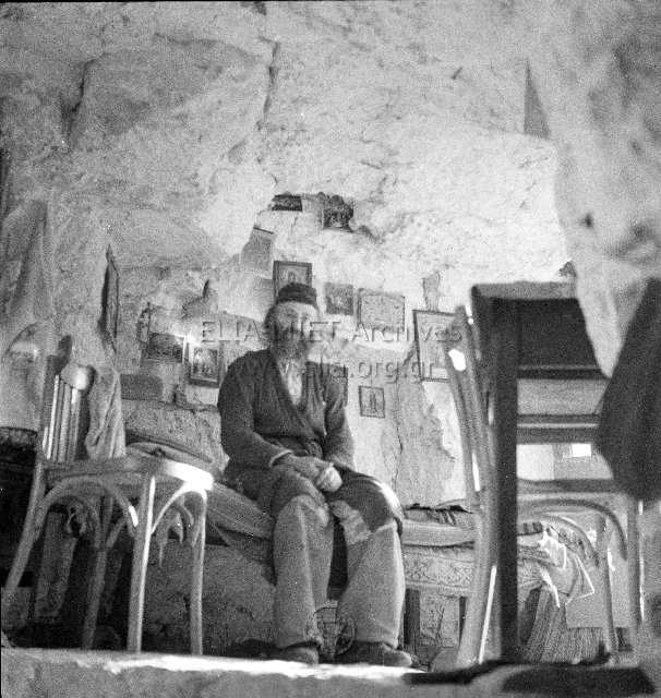 Wadi Qelt. Μοναχός της Μονής Αγίου Γεωργίου στη σκήτη του.