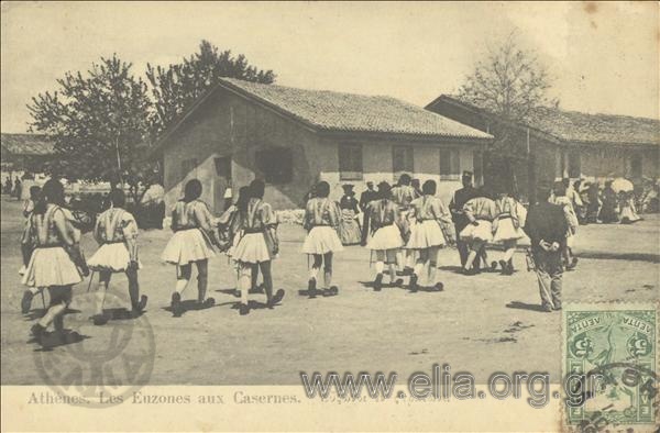 Athènes. Les Euzones aux Casernes.