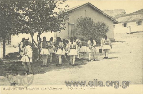 Athènes. Les Euzones aux Casernes.