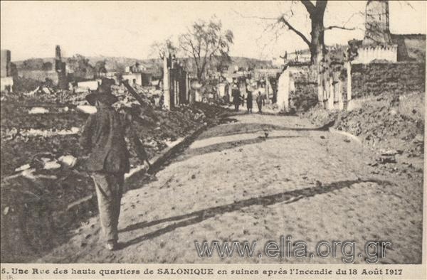 Une Rue des hauts quartiers de Salonique en ruines après l' incendie du 18 Août 1917.